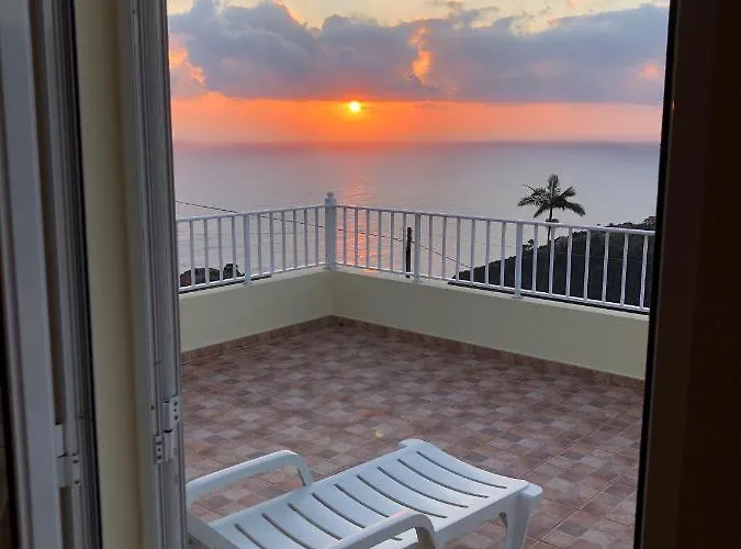 Panoramic Ocean View House * São Roque do Faial